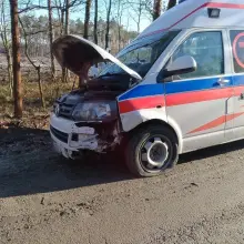 Zobacz zdjęcie: Zderzenie osobówki z karetką pod Kliczkowem. Jeden osoba ranna