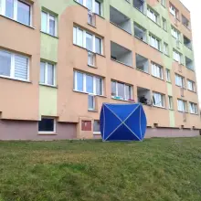 Zobacz zdjęcie: Miejsce przed blokiem, gdzie znaleziono martwe dziecko