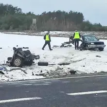 Zobacz zdjęcie: Subaru rozerwane na kawałki. Kobieta zabrana helikopterem do szpitala