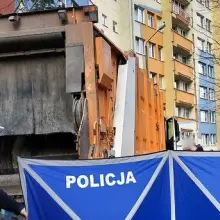Zobacz zdjęcie: Śmieciarka śmiertelnie potrąciła starszą kobietę. Policja szuka świadów
