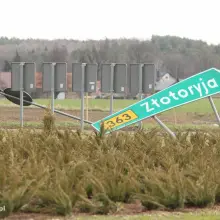Zobacz zdjęcie: wichura powyginała znaki na rondzie