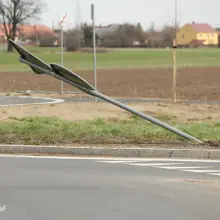 Zobacz zdjęcie: wichura powyginała znaki na rondzie
