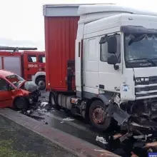 Zobacz zdjęcie: Zderzenie dafa z volkswagenem. Dwie osoby z osobówki nie żyją