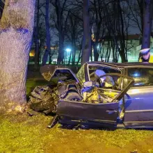 Zobacz zdjęcie: Wypadek na Garncarskiej, kierowca wpadł autem do parku