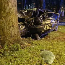 Zobacz zdjęcie: Wypadek na Garncarskiej, kierowca wpadł autem do parku