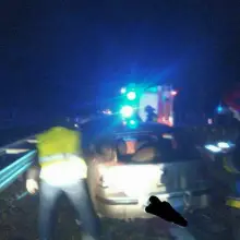 Zobacz zdjęcie: Golf staranował barierki na A4, kierowca z 250-zł mandatem