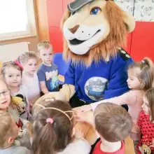 Zobacz zdjęcie: Komisarz Lew z wizytą w nowogrodzieckim przedszkolu
