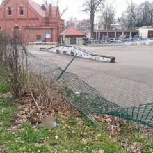 Zobacz zdjęcie: Zmasakrowane ogrodzenie starego skateparku