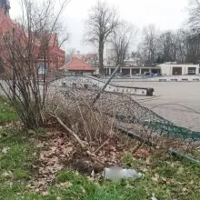 Zobacz zdjęcie: Zmasakrowane ogrodzenie starego skateparku