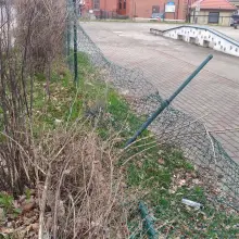 Zobacz zdjęcie: Zmasakrowane ogrodzenie starego skateparku