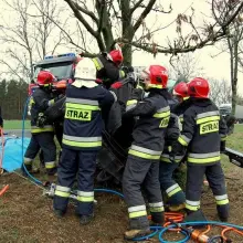 Zobacz zdjęcie: Bmw wylądowało na drzewie. To istny cud, że 22-letni kierowca przeżył
