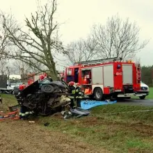 Zobacz zdjęcie: Bmw wylądowało na drzewie. To istny cud, że 22-letni kierowca przeżył