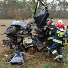 Zobacz zdjęcie: Bmw wylądowało na drzewie. To istny cud, że 22-letni kierowca przeżył