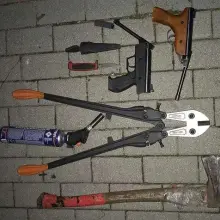 Zobacz zdjęcie: Przestępcy z naszego powiatu zatrzymani w Gryfowie. W busie broń, siekiera, noże i kominiarki