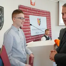 Zobacz zdjęcie: Kamil Raczyński, spec od reklamy, uhonorowany przez Powiat