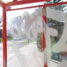 Zobacz zdjęcie: Zniszczona wiata przystankowa przy al. Tysiąclecia