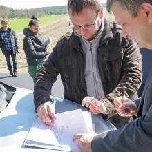 Zobacz zdjęcie: Gładka jak stół: droga między Parzycami a Kierżnem