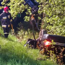 Zobacz zdjęcie: Auto dachowało koło Bolesławca, dwie osoby poszkodowane