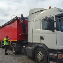 Zobacz zdjęcie: Policjanci sprawdzali ciężarówki przewożące śmieci