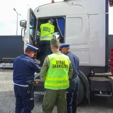 Zobacz zdjęcie: Policjanci sprawdzali ciężarówki przewożące śmieci
