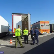 Zobacz zdjęcie: Policjanci sprawdzali ciężarówki przewożące śmieci