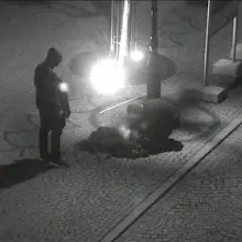Zobacz zdjęcie: Wandale w kominiarkach podpalili unijne flagi w Rynku