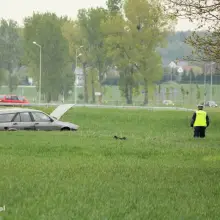Переглянути фотографію: Пошкоджений автомобіль на полі