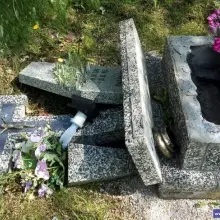 Zobacz zdjęcie: Wandale po używkach sprofanowali groby. Duet zatrzymany