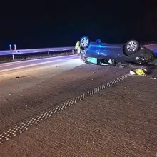 Zobacz zdjęcie: Dachowanie na A4. Jedna osoba ranna