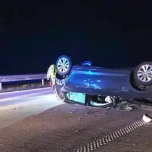 Zobacz zdjęcie: Dachowanie na A4. Jedna osoba ranna