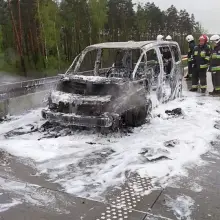 Zobacz zdjęcie: Renault doszczętnie spłonął na autostradzie