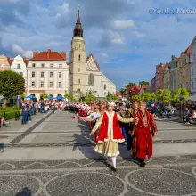 Zobacz zdjęcie: 200 osób zatańczyło poloneza na bolesławieckim rynku