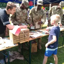Zobacz zdjęcie: Żołnierze US Army na Dniu Dziecka w Bolesławcu