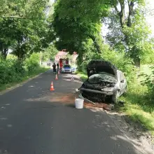 Zobacz zdjęcie: Dachowanie peugeota we Włodzicach Małych. Kierowca z gminy Bolesławiec ranny