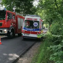 Zobacz zdjęcie: Dachowanie peugeota we Włodzicach Małych. Kierowca z gminy Bolesławiec ranny