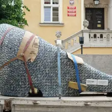 Zobacz zdjęcie: Ceramiczny szezlong na bolesławieckim rynku