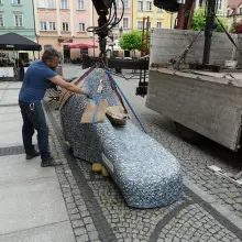 Zobacz zdjęcie: Ceramiczny szezlong na bolesławieckim rynku