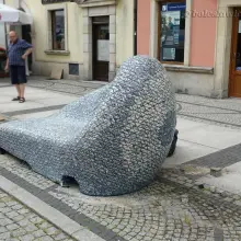 Zobacz zdjęcie: Ceramiczny szezlong na bolesławieckim rynku