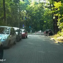 Zobacz zdjęcie: Auta zaparkowane przed Leśnym Potokiem