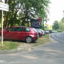 Zobacz zdjęcie: Auta zaparkowane przed Leśnym Potokiem