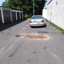 Zobacz zdjęcie: Auto straszy przy garażach na Jezierskiego