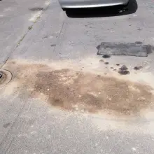 Zobacz zdjęcie: Auto straszy przy garażach na Jezierskiego