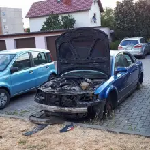 Zobacz zdjęcie: Rozbebeszone auto straszy przy Jezierskiego