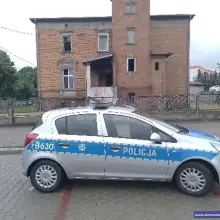 Zobacz zdjęcie: Poszukiwany przestępca wpadł, bo podtruł się dymem. Uratowali go policjanci