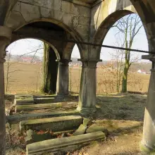 Zobacz zdjęcie: Złomiarze zdewastowali mauzoleum w gminie Warta Bolesławiecka. Zdjęcia przed i po