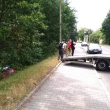 Zobacz zdjęcie: Corsa spadła ze skarpy nad Bobrem
