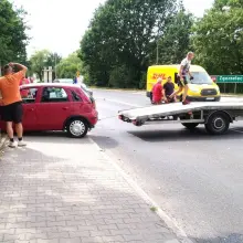Zobacz zdjęcie: Corsa spadła ze skarpy nad Bobrem