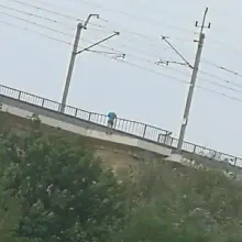Zobacz zdjęcie: Mężczyzna na wiadukcie