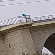 Zobacz zdjęcie: Mężczyzna na wiadukcie