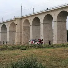 Zobacz zdjęcie: Mężczyzna na wiadukcie